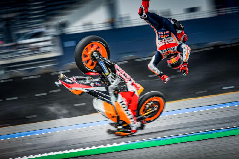 Cedera akibat crash berulang membuat Marc Marquez nyaris pensiun.