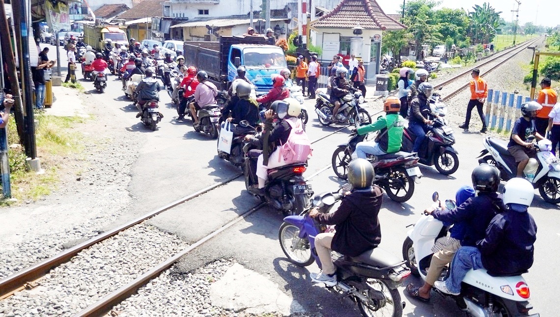 BUTUH KAJIAN: Perlintasan KA Mangli ramai, kendaraan sering macet.