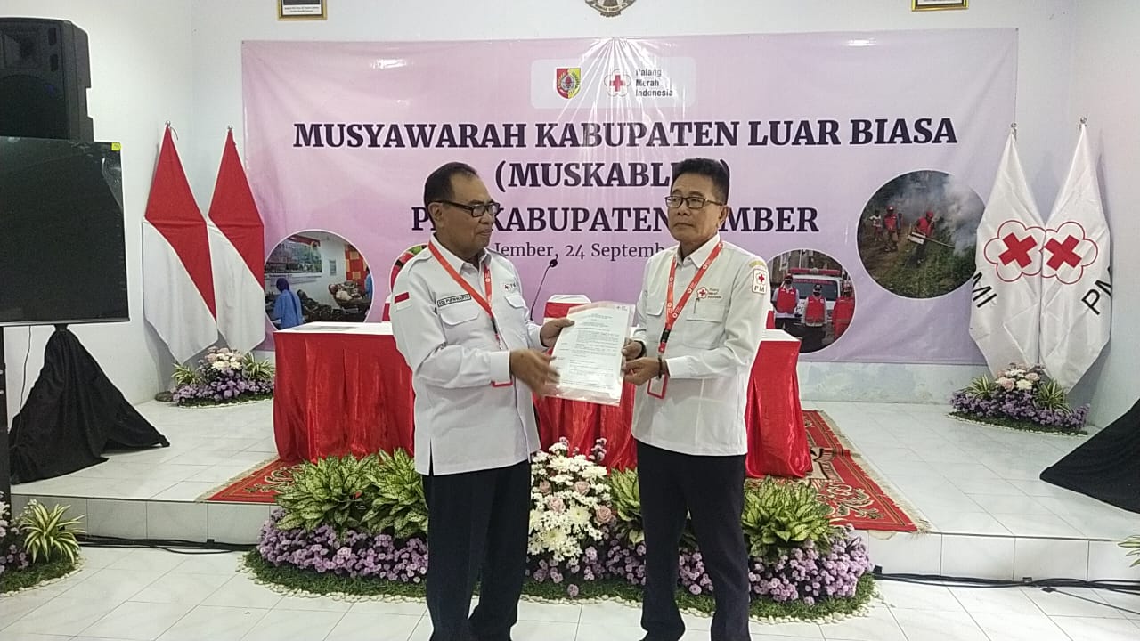 RESMI: Zainollah (kiri) terpilih sebagai Ketua PMI Jember, kemarin.