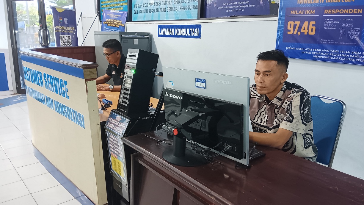 OLAH ADMINISTRASI: Petugas layanan konsultasi Satlantas Polres Jember mengolah data, kemarin.