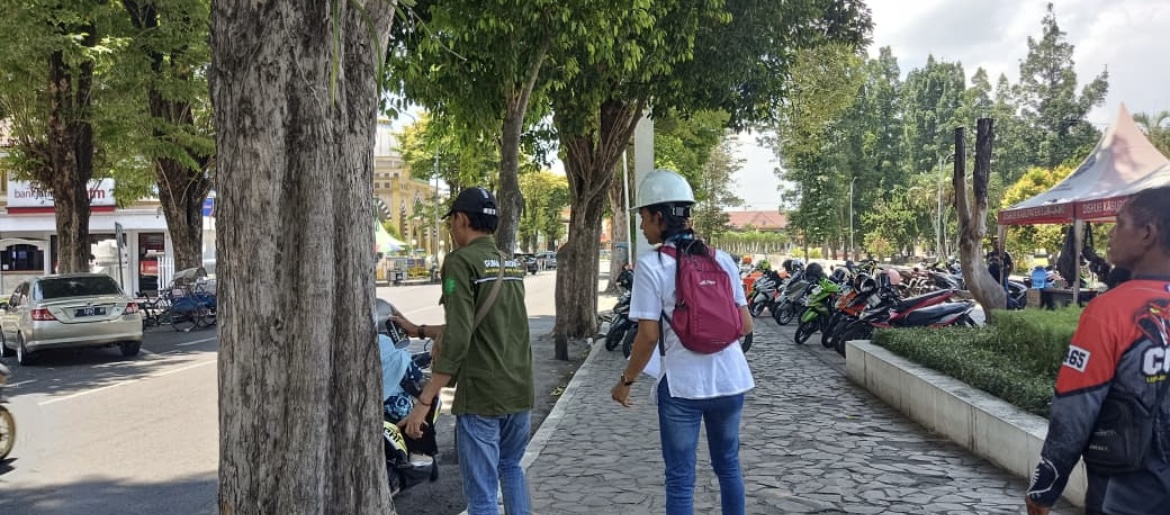 SURVEI: Salah satu pekerja saat melakukan survei lokasi sebelum melakukan pekerjaan rehabilitasi Alun-alun Lumajang.(ATIEQSON MAR IQBAL/RAME)