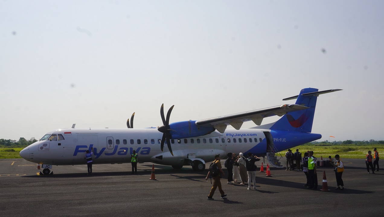 MUDAH KE JAKARTA: Para penumpang yang baru saja landing dan take-off di Bandara Notohadinegoro Jember, dari dan menuju Bandara Halim Perdanakusuma Jakarta, Selasa (23/9).