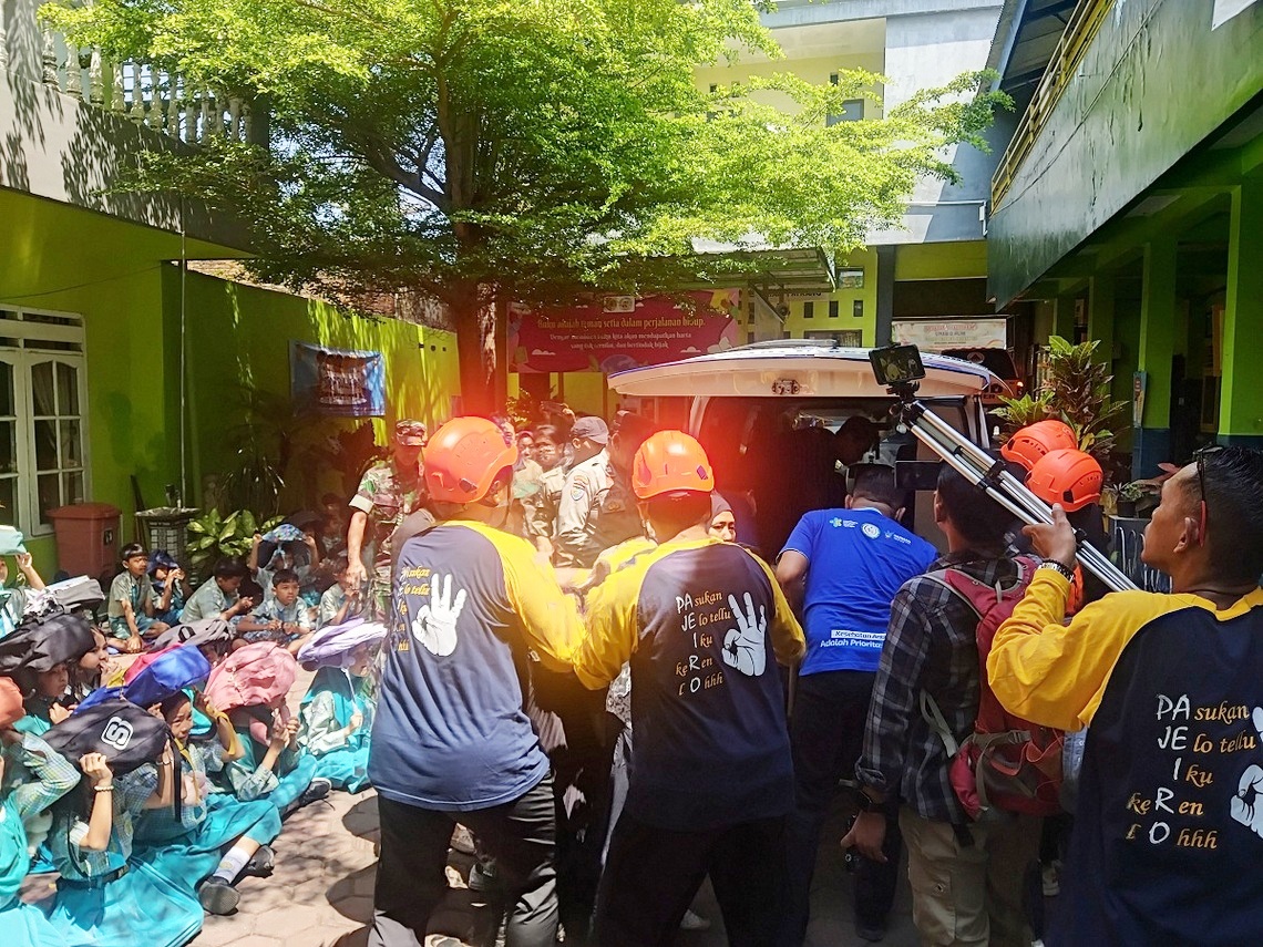 DILATIH SIGAP: Simulasi bencana yang dilakukan anak-anak di SDN Jember Lor 3, kemarin (24/9).