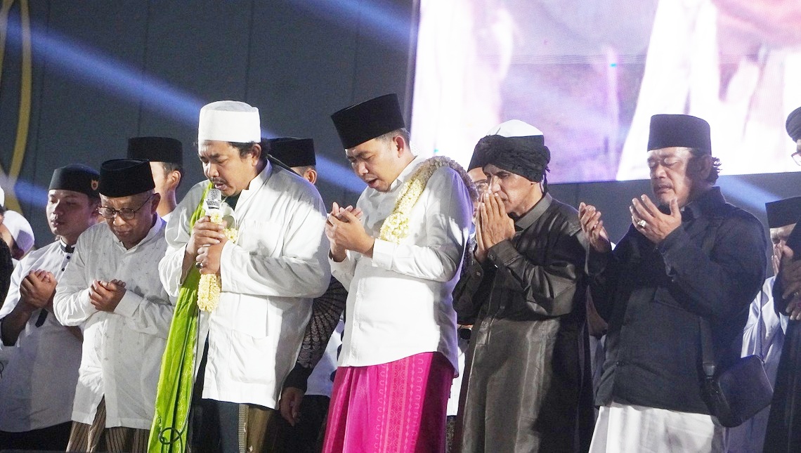 LARUT DALAM KHIDMAT: KHR Moch. Kholil As