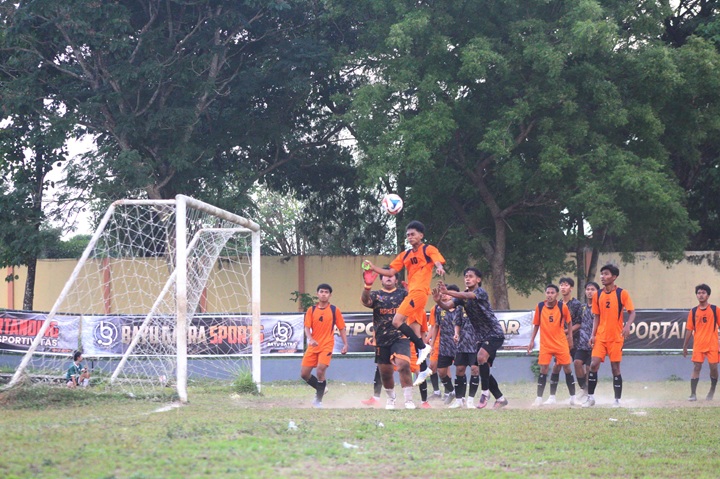 KERAS DAN BERKERIKIL: Salah satu pertandingan sepakbola antar pelajar di Stadion Magenda. Kondisi lapangan yang keras membuat para pemain harus berhati-hati. (ILHAM/RJ)