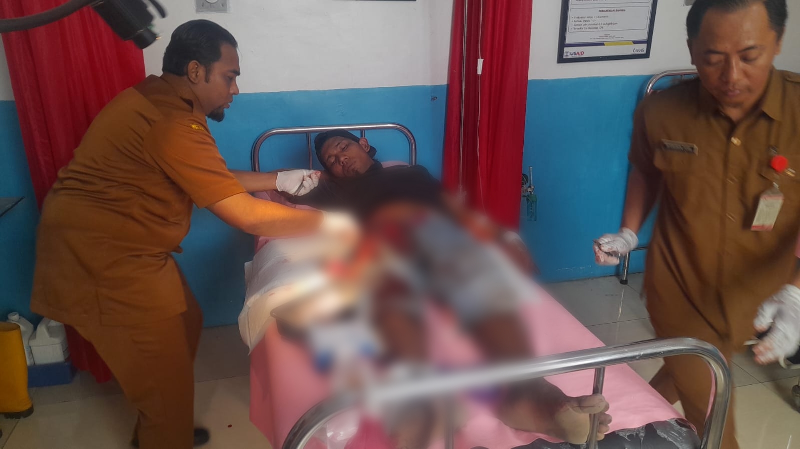 LUKA BACOK: Korban bernama Abu Hasim, 38, warga Desa&nbsp; Serut&nbsp; Kecamatan Panti saat dilarikan ke Puskesmas Kasiyan, Kecamatan Puger karena mengalami luka bacok dipinggang kanan.