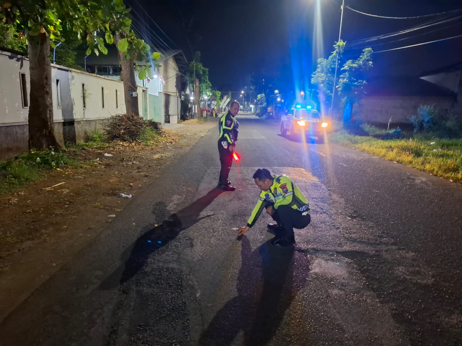 DATANGI LOKASI: Anggota Laka Satlantas Polres Jember saat mendatangi lokasi untuk melakukan olah TKP kecelakaan becak dengan pemotor pada Selasa (23/9).