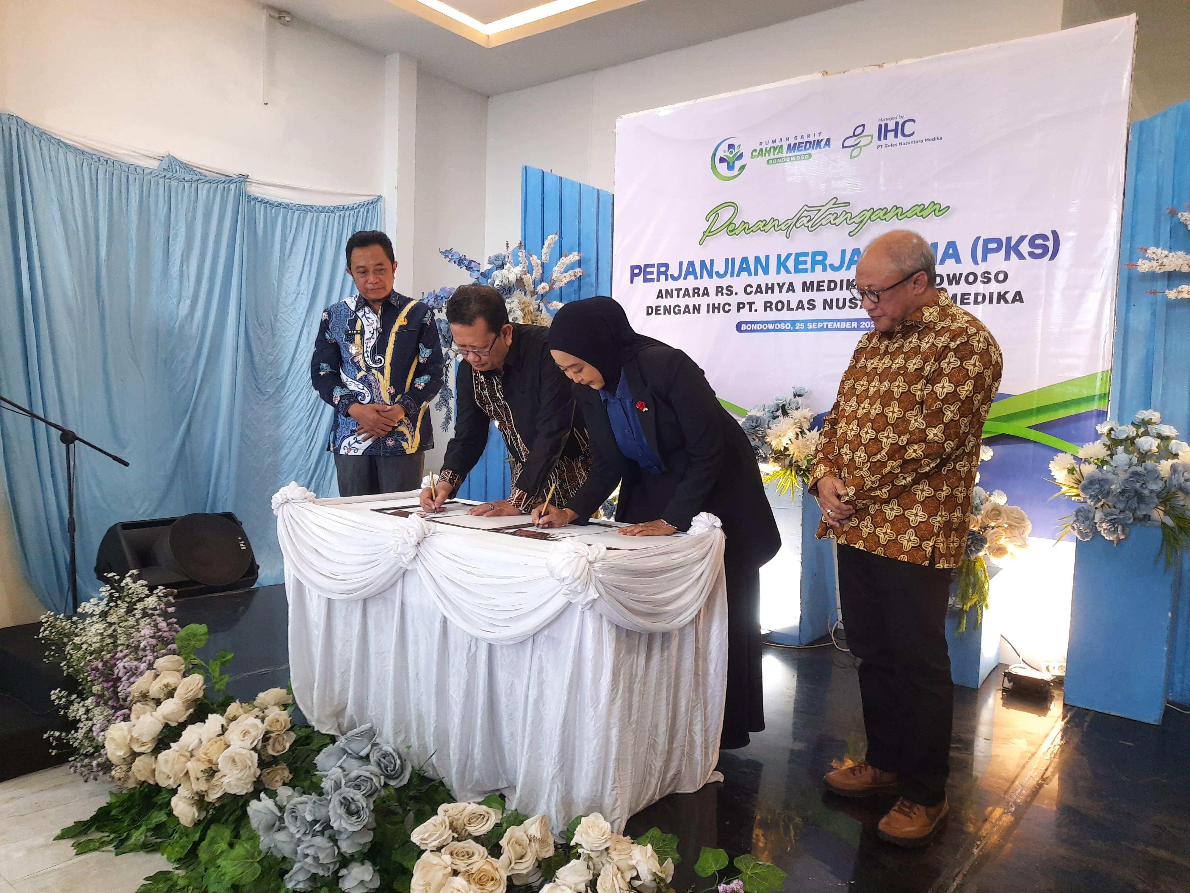 TANDA TANGAN: proses penandatanganan kerjasama antara RSCM Bondowoso dengan PT Rolas Nusantara Medika (FAQIH/RJ)