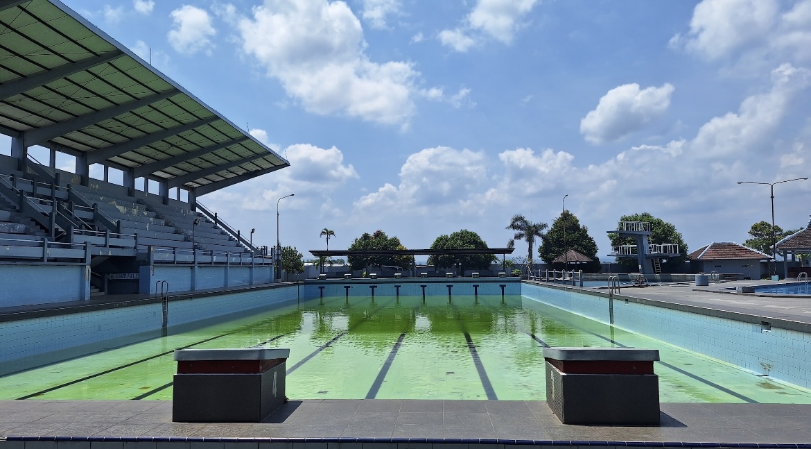 MENGHIJAU: Kondisi air kolam berubah warna menjadi hijau setelah 3 hari terakhir dilanda curah hujan tinggi dan sirkulasi air kolam yang tidak berfungsi.(ADE APRYANIS/RAME)