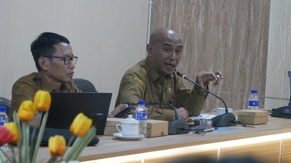 TETAP OPTIMISTIS: Kepala Badan Pendapatan Daerah (Bapenda) Jember Achmad Imam Fauzi (kanan) menjelaskan capaian PAD Jember di gedung DPRD Jember.
