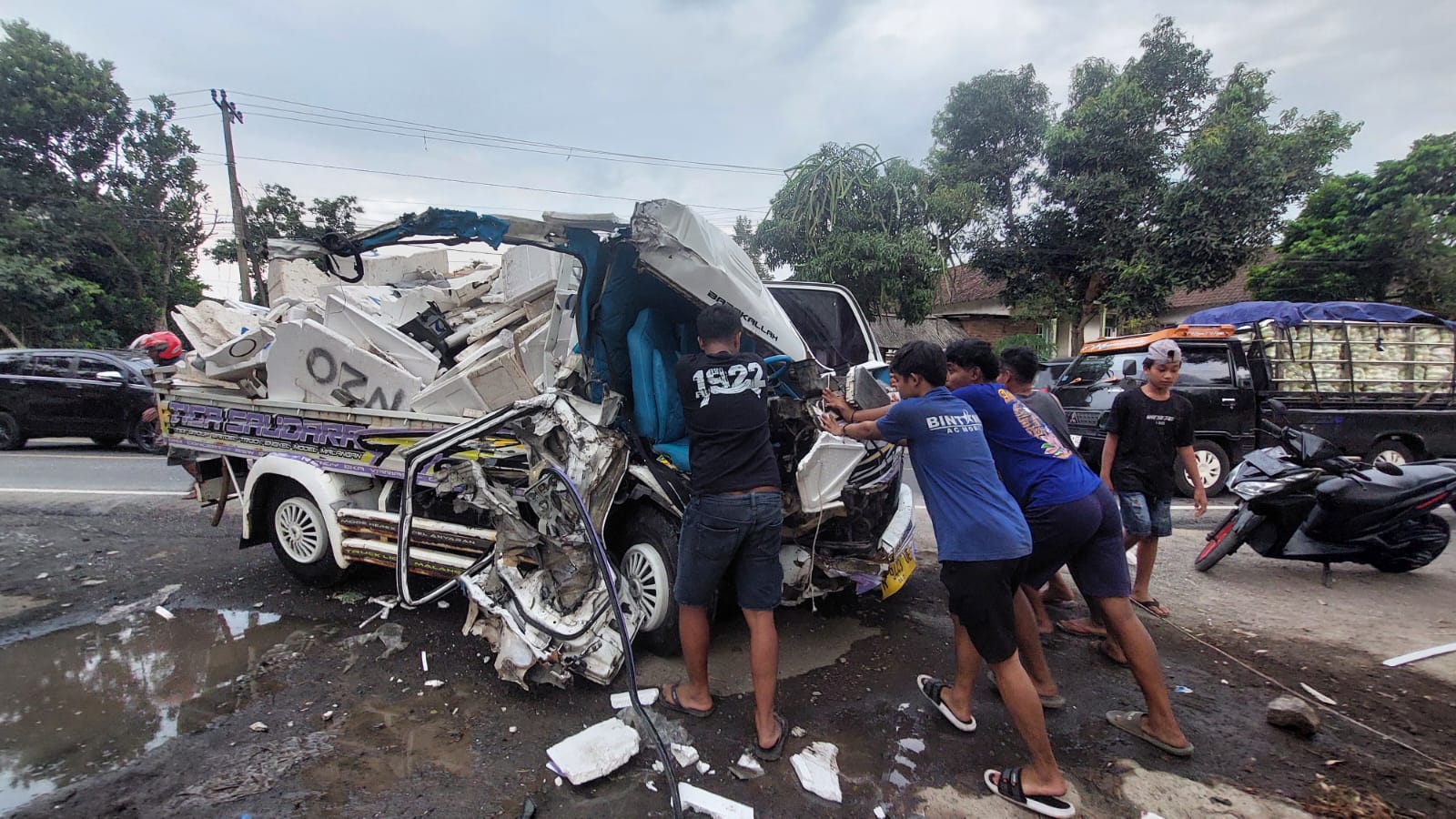 HANCUR DIBAGIAN KABIN: Pikap Isuzu Traga disopiri Suliyanto, 43, warga kecamatan Gumukmas hancur bagian kabin setelah terjadi benturan dengan Futo dan tabrak tiang telepon. (JUMAI/RJ)