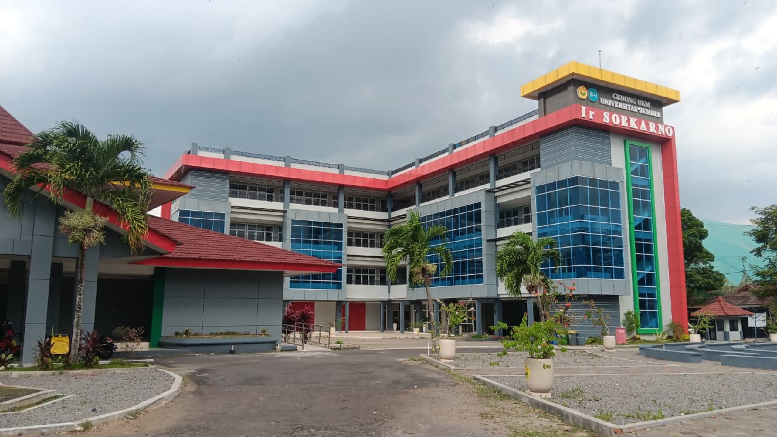 PUSAT AKTIVITAS: Tampak Gedung UKM Ir Soekarno, tempat dua sejoli digerebek sedang melakukan tindakan tidak senonoh.