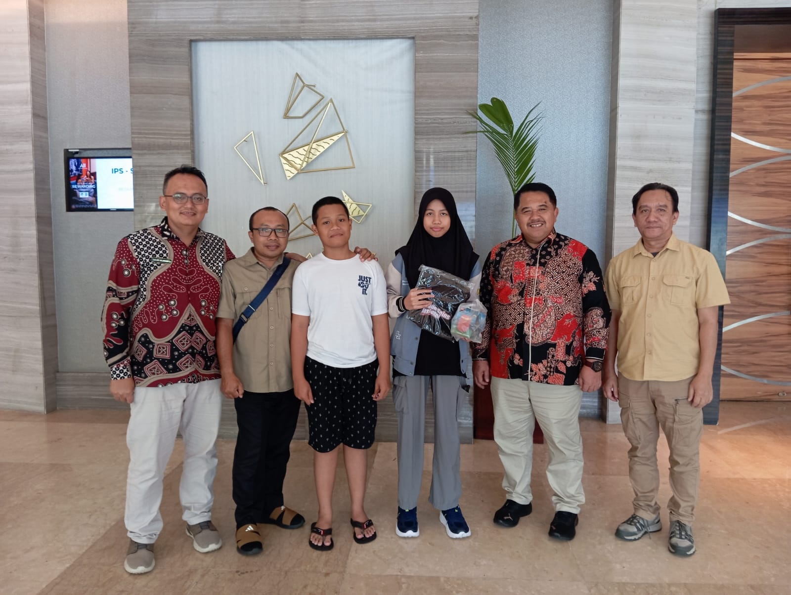 BERI DUKUNGAN: Rombongan Dispendik Jember dan SMPN 2 berfoto bersama finalis OSN asal Jember di Jakarta, Rabu (24/9). Mereka meraih medali perak dan perunggu.