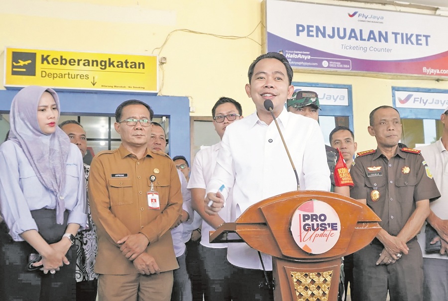 SEMANGAT JEMBER MAJU: Bupati Jember Muhammad Fawait saat konferensi pers di Bandara Notohadinegoro.