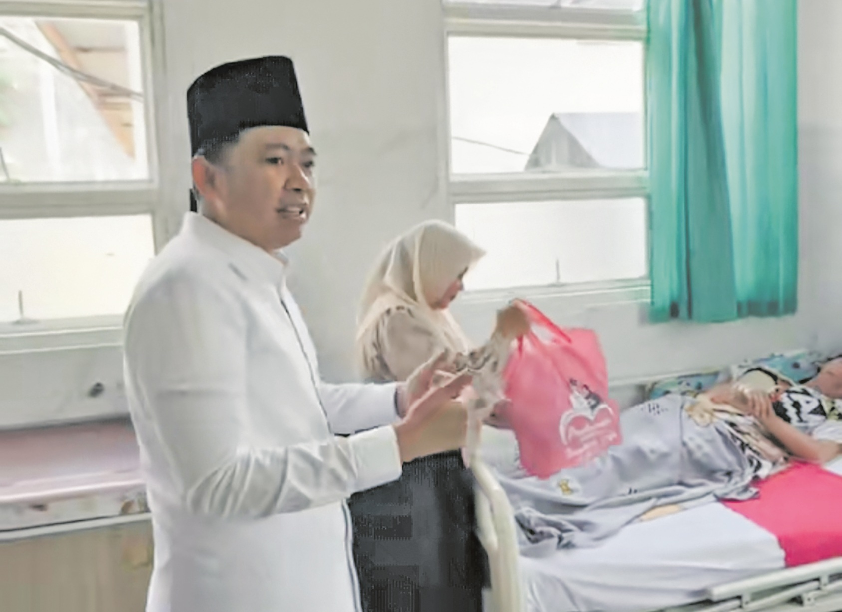 CEK PELAYANAN: Bupati Fawait saat meninjau pelayanan di Puskesmas Sumberbaru, saat rangkaian Bunga Desaku Jilid 5 di Kecamatan Sumberbaru, kemarin (26/9).