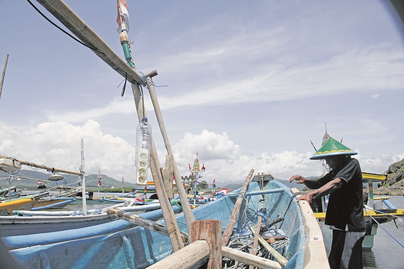MULAI DIPERHATIKAN: Aktivitas nelayan di Pantai Payangan Ambulu.