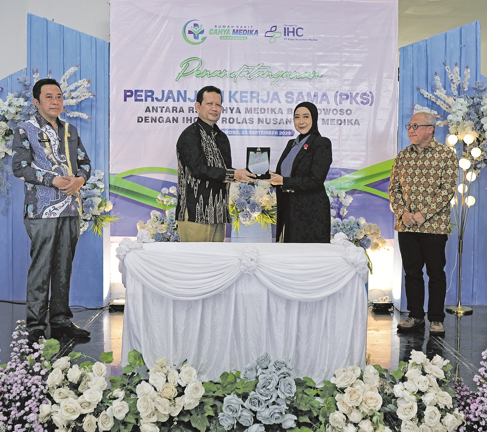 Dari kiri, Bupati Bondowoso KH Abd Hamid Wahid MAg, Direktur PT RNM dr syamsul bahri MPH MKK, Direktur RS Cahya Medika dr Amanda Cahya Yanuartika MKes, dan Komisaris PT RNM Bahtiar Novianto.