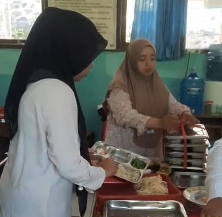 PILAH MAKANAN: Sejumlah guru di SDN Bintoro 05 ketika mengumpulkan makanan dari program MBG.