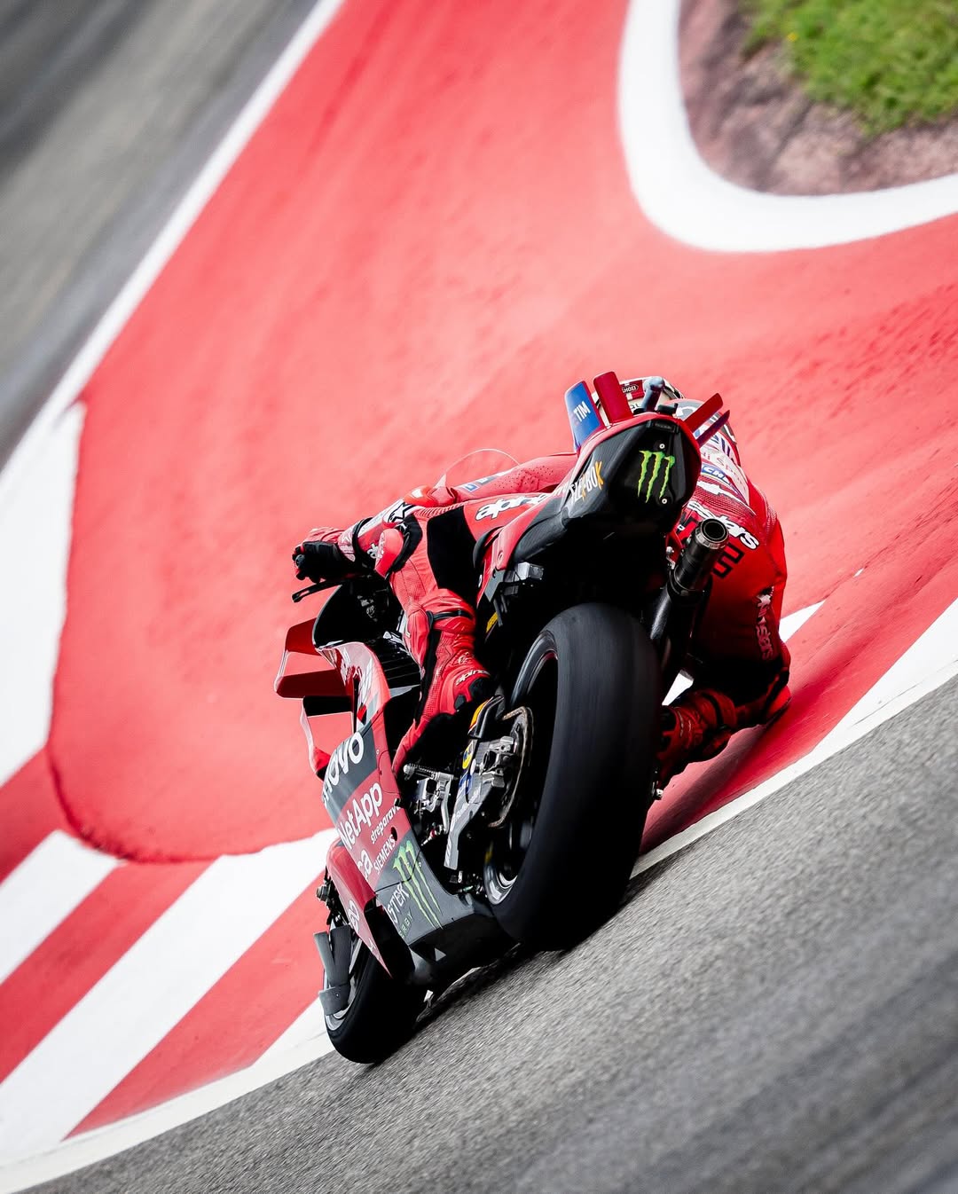 Marc Marquez Sering disebut bisa melaju cepat dengan motor apa pun. Setelah berjaya dengan Honda, kini dia mendominasi dengan Ducati.