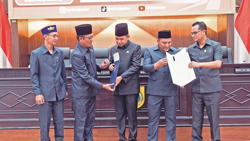 RAPAT PARIPURNA: Bupati Fawait saat menghadiri paripurna pembahasan dan penetapan KUA PPAS APBD 2026, di Gedung DPRD Jember, Jumat malam (27/9).