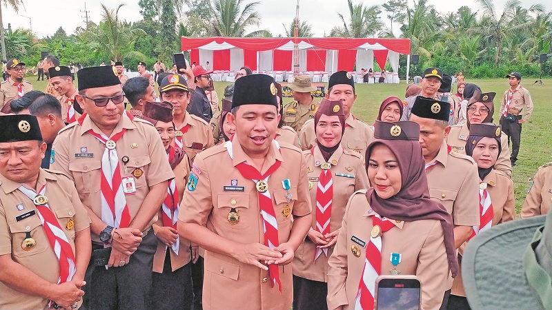 PACU SEMANGAT: Bupati Fawait membuka perkemahan Saka Bakti Husada, di Lapangan Desa Jatiroto Sumberbaru, saat rangkaian Bunga Desaku jilid 5 di Sumberbaru, Jumat (26/9).