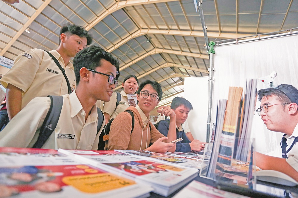 ANTUSIAS: Siswa SMAK Santo Paulus Jember kulik informasi di salah satu stan Expo PT/LKP yang berlangsung, Sabtu (27/9).