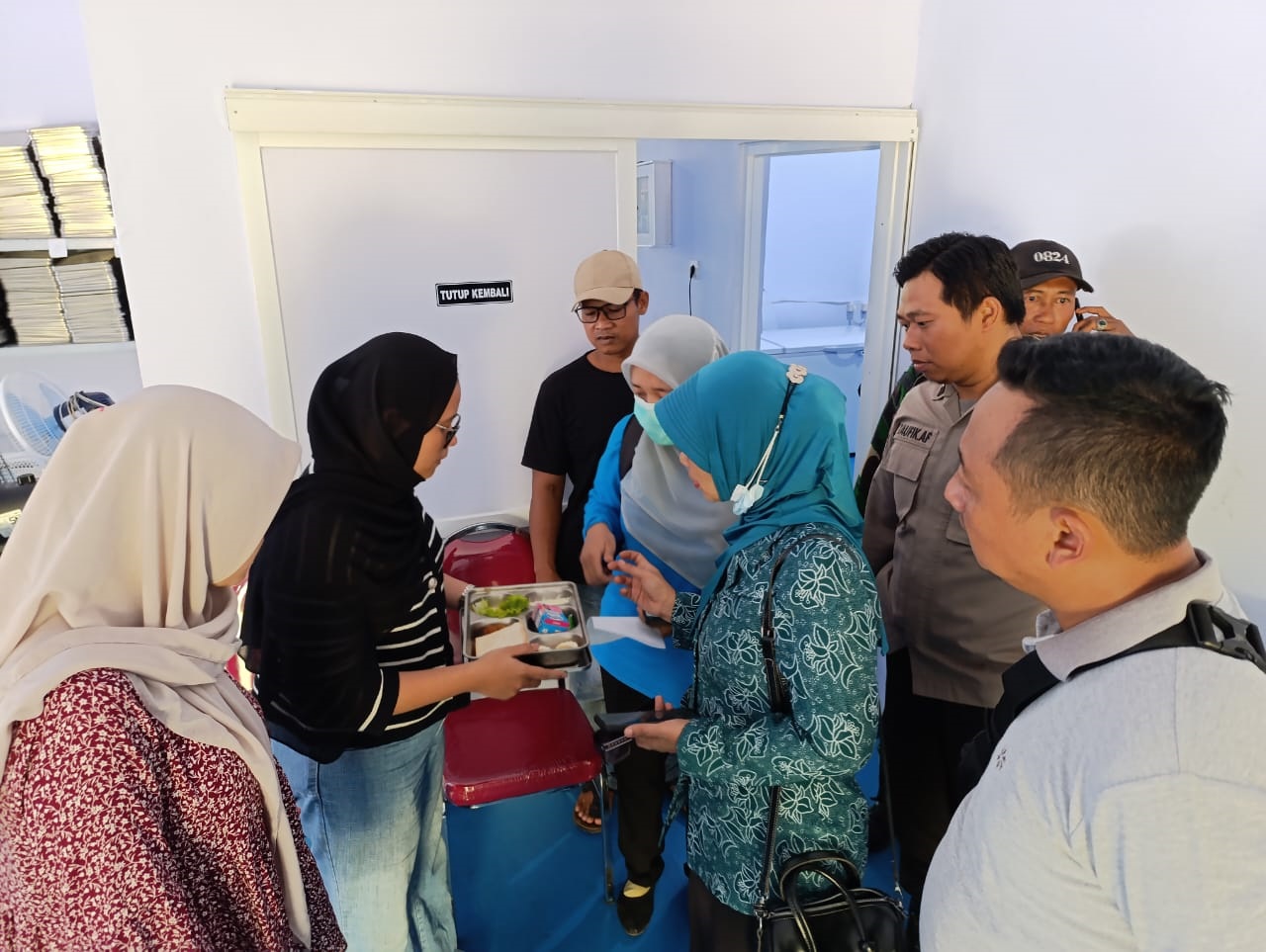 LANGSUNG DITANGANI: Muspika Kecamatan Semboro bersama Dinkes dan pengawas langsung melakukan pemeriksaan terhadap menu MBG yang diduga menyebabkan siswa di SDN Sidomekar 05 Semboro mual dan muntah.