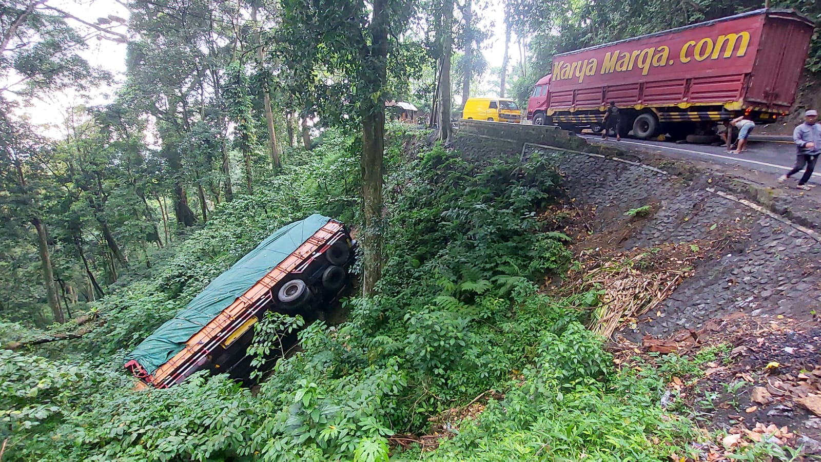 TERJUN BEBAS: Truk Fuso BK 8928 MD disopiri Ismail, 51, asal Kecamatan Cluring, Banyuwangi terjun kejurang di jalur Gumitir , Desa Sidomulyo, Kecamatan Silo Sabtu (27/9). (Jumai/RJ