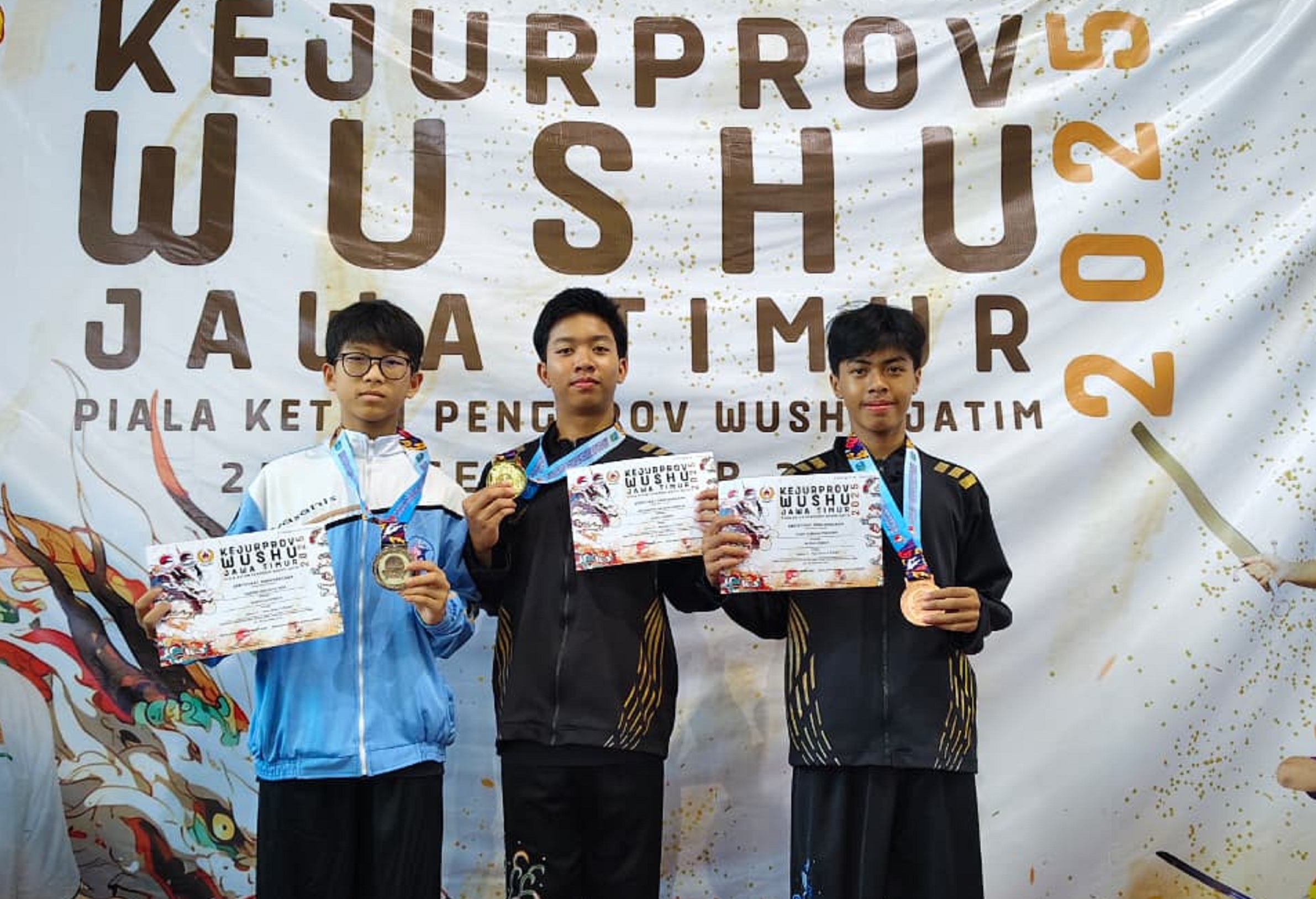 BORONG MEDALI: Sejumlah atlet Wushu Jember borong medali dari ajang Kejurprov wushu Surabaya, Kemarin (28/9).