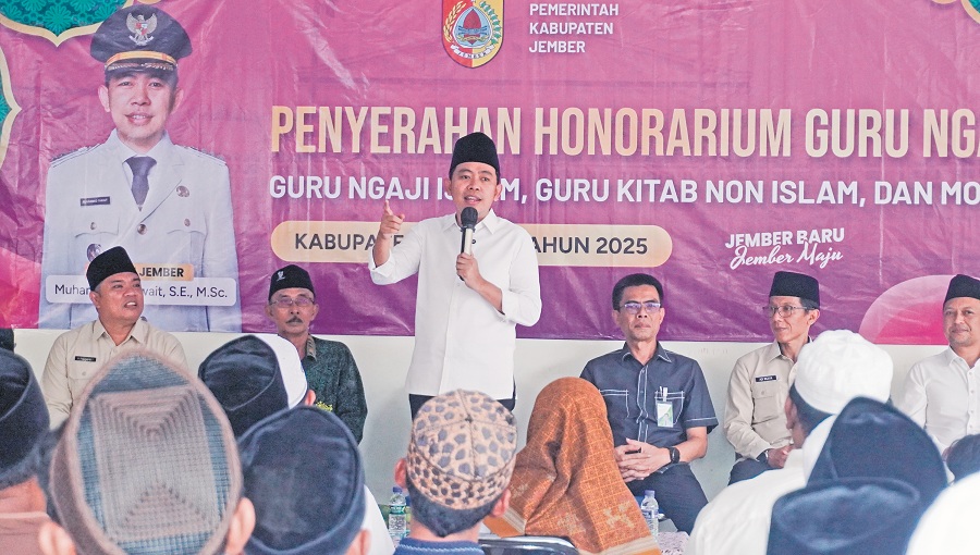 BERBAGI BAHAGIA: Bupati Fawait saat menyapa para guru ngaji saat penyaluran insentif honor melangsungkan Bunga Desaku jilid 5, di Desa Karangbayat Kecamatan Sumberbaru, Jember, Jumat (26/9).