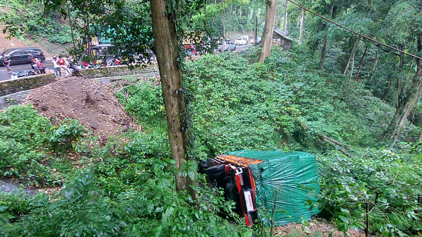 PROSES EVAKUASI: Truk Fuso BK 8928 MD yang terjun kejurang di jalur Gumitir, Desa Sidomulyo, Kecamatan Silo Sabtu (27/9/2025) pukul 11.30. (JUMAI/RJ)