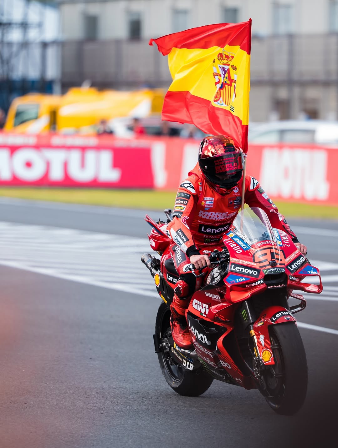Marc Marquez kini menyamai rekor Valentino Rossi dengan 9 gelar juara dunia di semua kelas.
