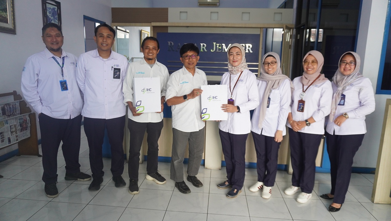 SILATURAHMI: Jajaran RSPJK foto bersama pimpinan Jawa Pos Radar Jember, kemarin (29/9).