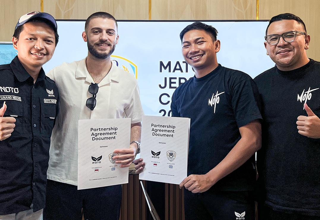 KERJA SAMA : Ketiga Owner Noto Sportswear Rizky Adi Nugraha, Derry Cahya Novrianto, Yunand Nidzar melakukan penandatanganan kontrak dengan Klub Yunani, AIO Mytilinis.