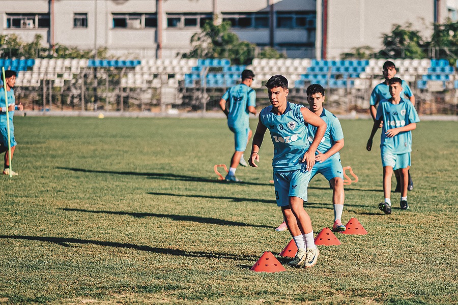 LANGSUNG DIPAKAI: Sesi latihan klub Yunani, AIO Mytilinis mengunakan Jersey karya arek-arek Jember Noto Sportswear.