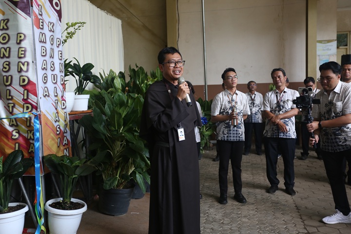 SEMANGAT: Sambutan Kepala SMAK Santo Paulus Jember Bruder Nuryatmaja Gora Pawana dalam gelaran Expo PT/LKP, Sabtu (27/9).