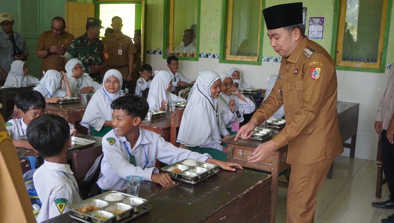 BERI SEMANGAT: Bupati Fawait saat menyapa anak-anak di MIM 03 Wonoasri saat menyantap menu makan bergizi gratis, Senin (29/9).