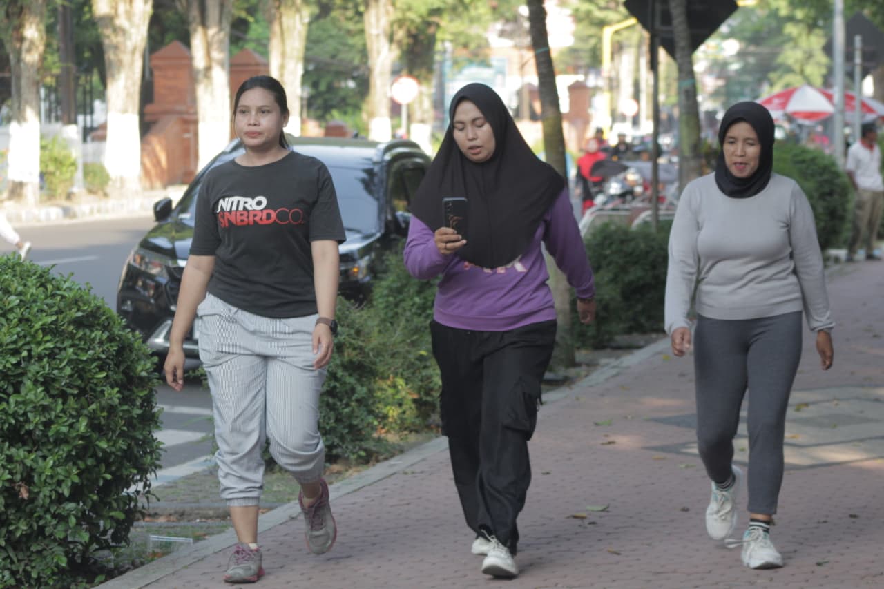 LOKASI FAVORIT: Alun-alun Bondowoso memang dikenal sebagai lokasi strategis bagi warga untuk banyak melakukan aktivitas olahraga, salah satunya sekedar jogging atau berlari pagi maupun sore hari. 