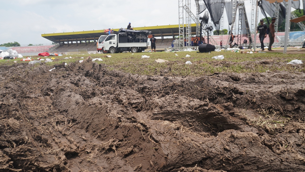 SEPERTI DIBAJAK: Konser Minggu malam (28/9) membuat lapangan dan rumput di Stadion Notohadinegoro mengalami kerusakan total.