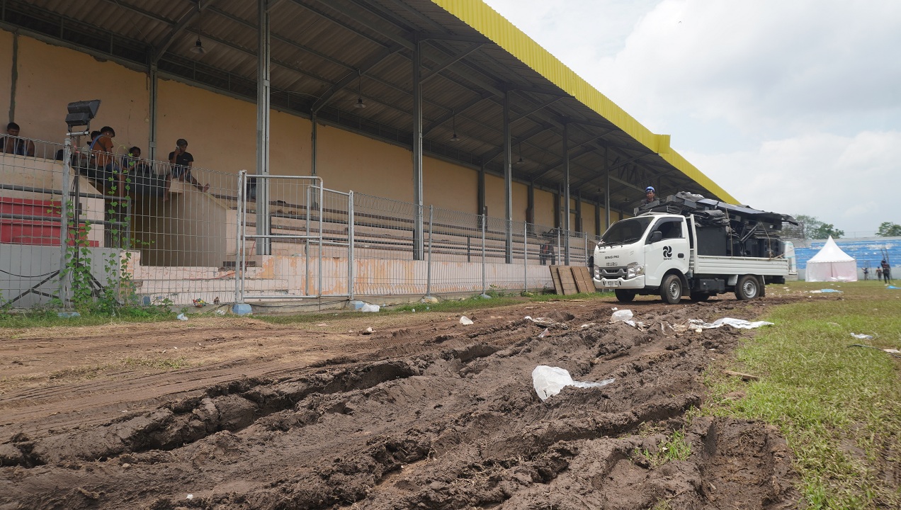 SEPERTI DIBAJAK: Konser Minggu malam (28/9) lalu membuat lapangan dan rumput di Stadion Notohadinegoro mengalami kerusakan total.