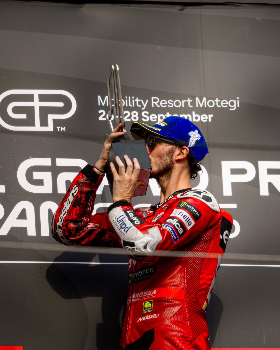 Selebrasi Pecco Bagnaia setelah memenangi balapan utama MotoGP Jepang 2025.
