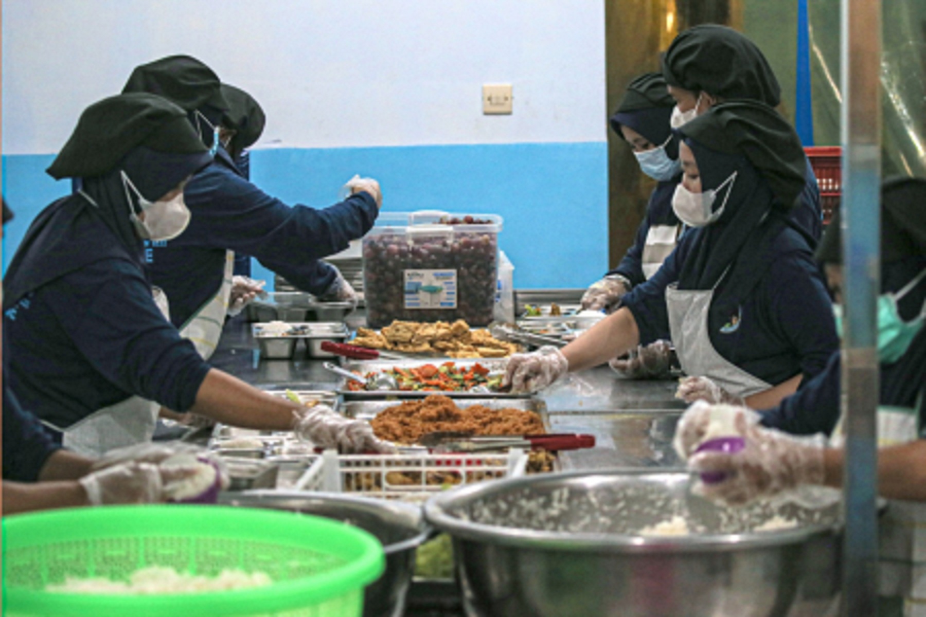 Suasana Dapur MBG di Lumajang. Pemerintah berniat melakukan evaluasi total terhadap program MBG dengan melakukan penutupan sementara dapur SPPG bermasalah sampai menyiapkan ahli gizi dari Kemenkes.