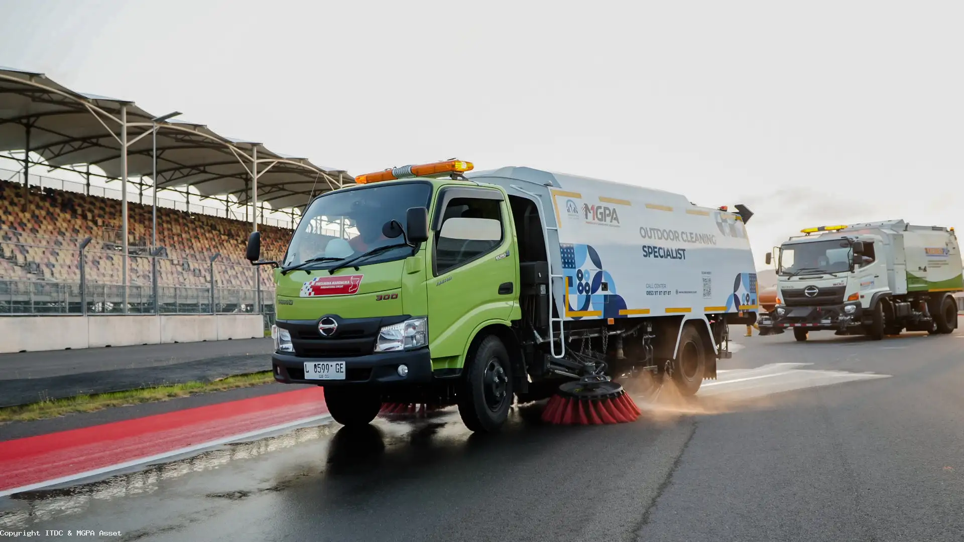 Road sweeper dikerahkan untuk menyapu Sirkuit Mandalika menjelang gelaran MotoGP Indonesia, 3-5 Oktober mendatang.