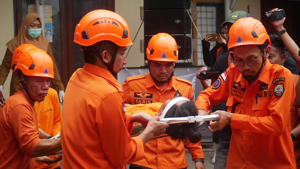 DITANDU: Personel BPBD dan Destana menangani korban dalam simulasi bencana di Kelurahan Bintoro, Kecamatan Patrang, kemarin.