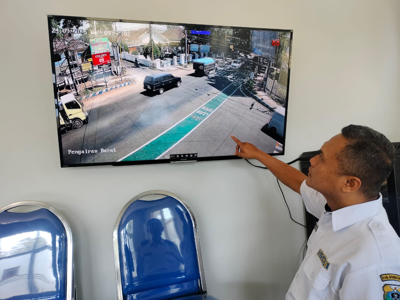 MEMANTAU: Petugas Dishub Bondowoso saat memperlihatkan titik CCTV salah satu traffic light wilayah kota. (YUNITA SETYOWATI)