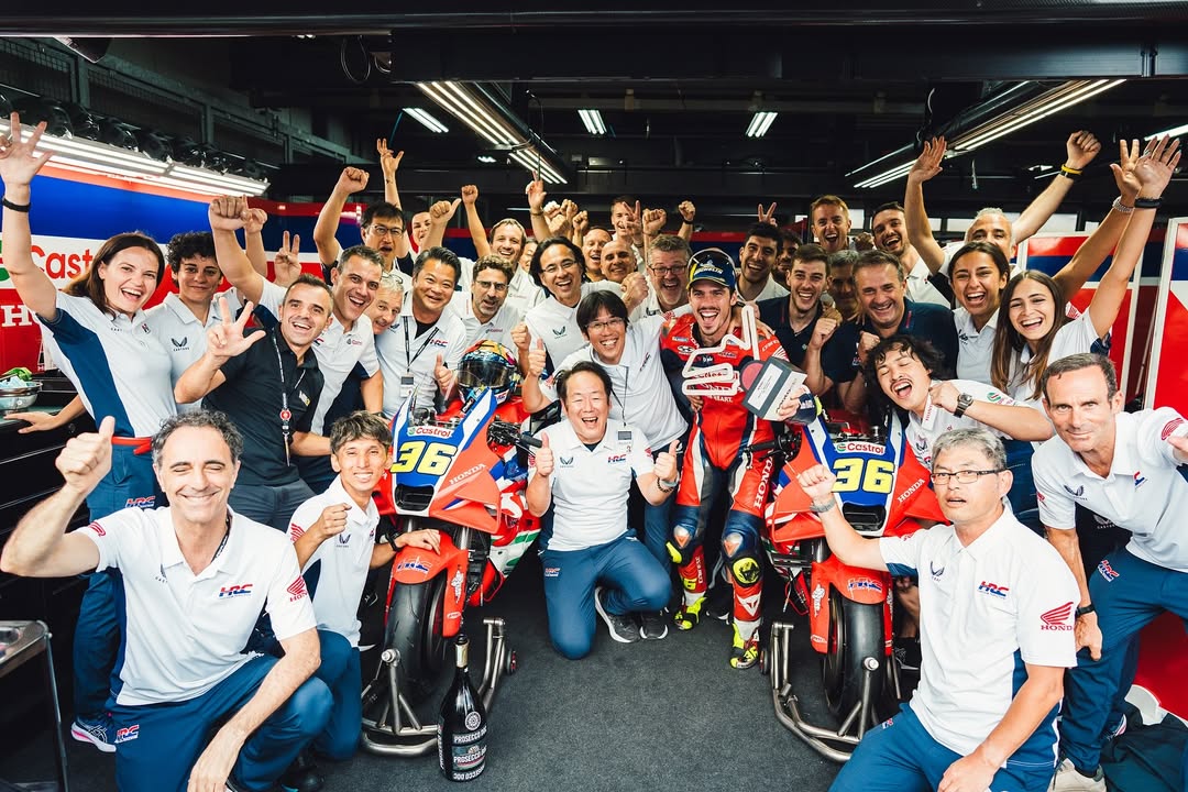 Perayaan Joan Mir bersama tim di box Honda setelah meraih podium ketiga di Motegi.