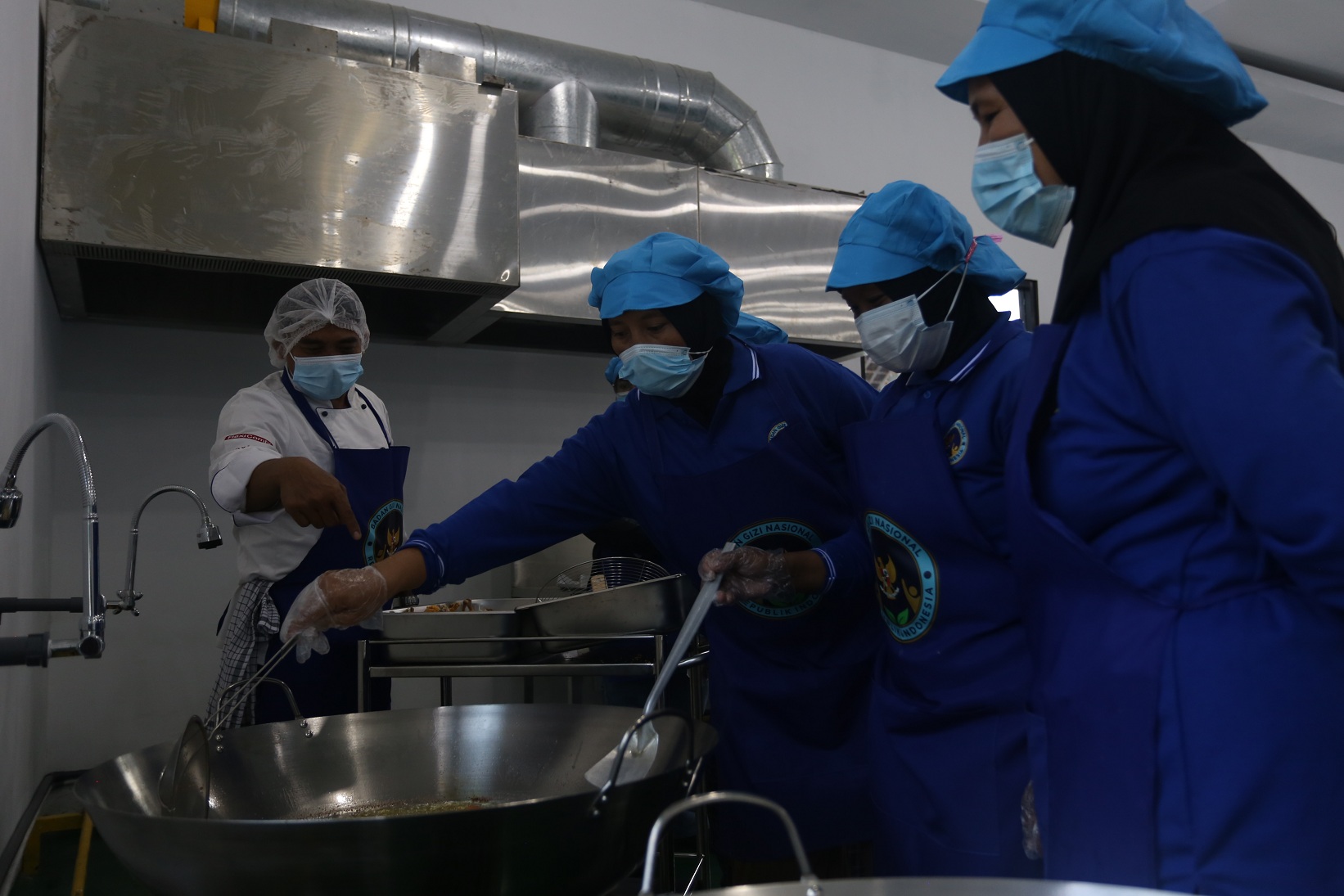 JAGA MUTU MAKANAN: Dapur MBG di Wonoasri, Kecamatan Tempurejo mendapatkan pelatihan memasak, sebelum resmi beroperasi pada 29 September kemarin.&nbsp;