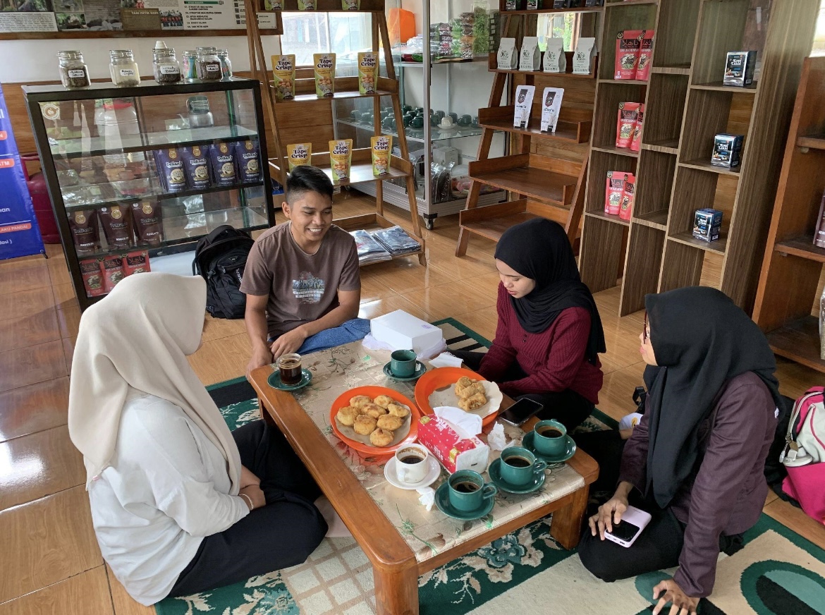 Kelompok RISMA FINA Unej melaksanakan program pengelolaan sampah di Desa Sukorejo.
