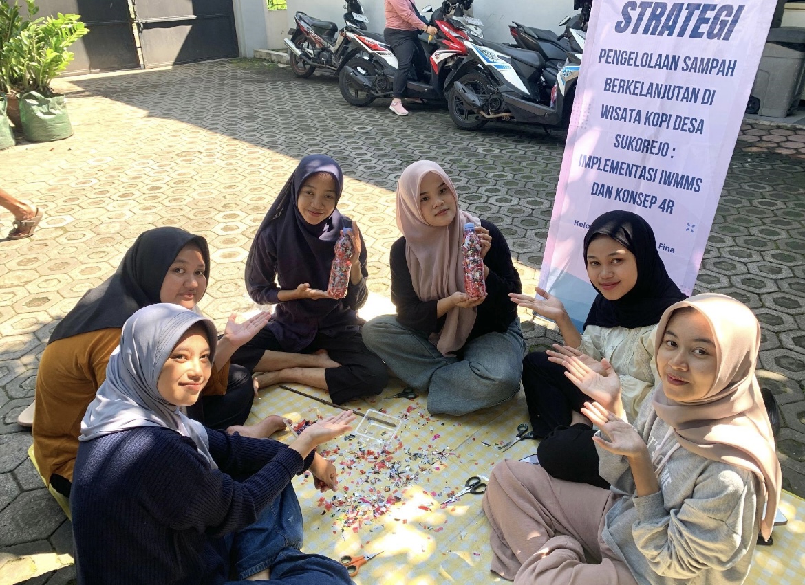 Kelompok RISMA FINA Unej melaksanakan program pengelolaan sampah di Desa Sukorejo.