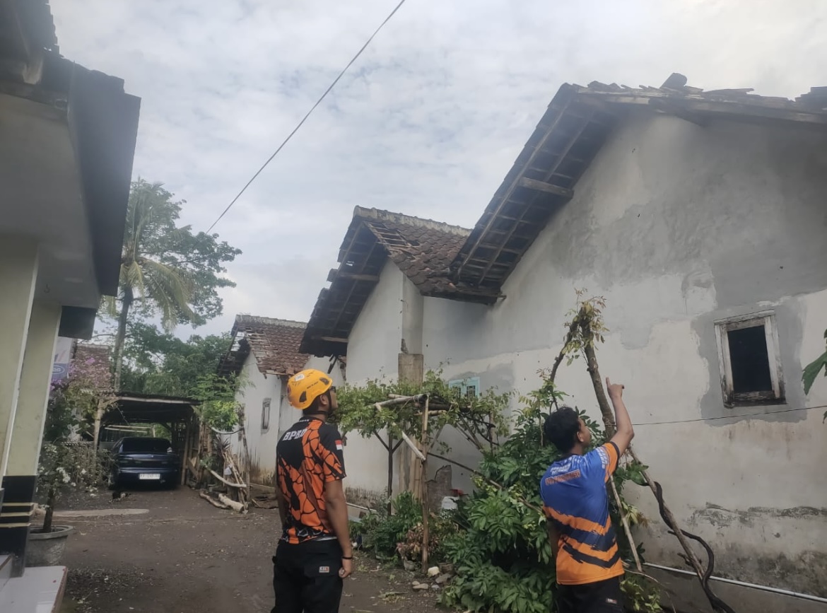AMBRUK: Petugas saat mengecek kondisi kerusakan akibat cuqca ekstrem, kemarin (29/9).(BPBD BONDOWOSO)